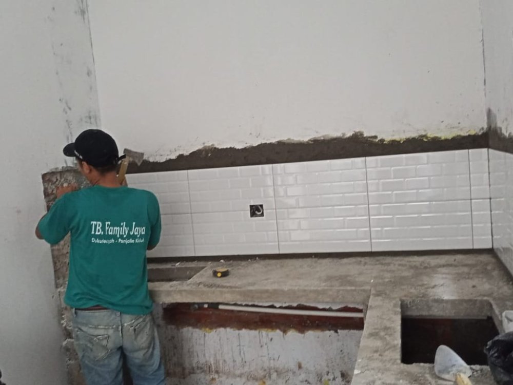 Pemasangan keramik dinding dapur